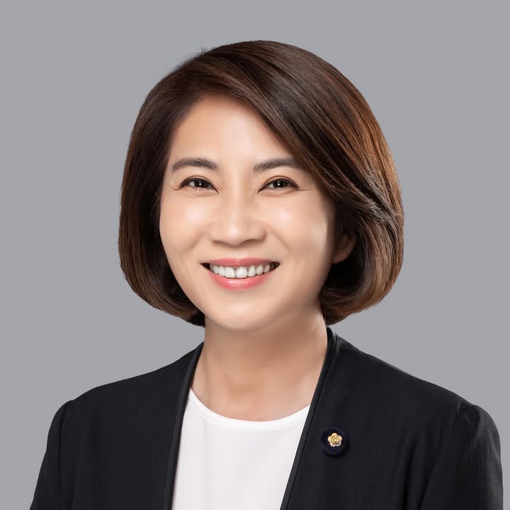 周春米 大頭照